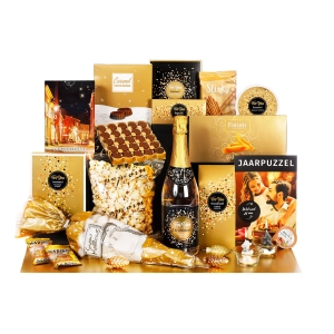 Een lokaal kerstpakket bevat artikelen van lokale ondernemers zoals bak mixen, drank en koekjes.