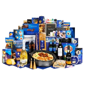 Het pannen kerstpakket is een goedgevuld pakket met onder andere een pan, etenswaren en gezelschapsspellen.