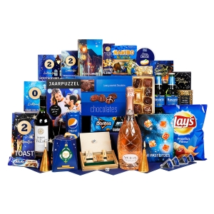 De serveerschaal kerstpakketten zijn luxe en goed gevuld met etenswaren en een serveerschaal.