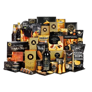 Het supermarkt kerstpakketten assortiment van Kerstpakketten Tip. De supermarkt kerstpakketten zijn goedgevuld met etenswaren die bij de supermarkt te koop zijn.