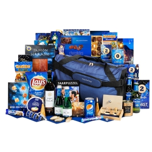 Het tas kerstpakket is goed gevuld met zowel food als non-food artikelen.