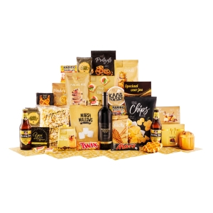 Het vuurkorf kerstpakket is ruim gevuld met lekkernijen zoals marshmallows, popcorn, bier en wijn.