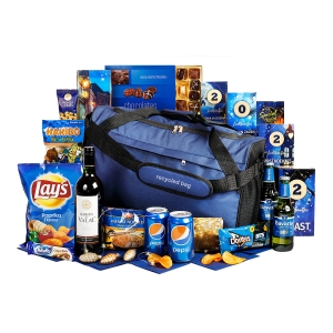 Het blauwe kerstpakket bestaat uit een blauwe tas gevuld met chips, cola en andere blauwe artikelen.