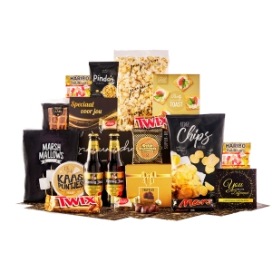 Een bruin kerstpakket bevat lekkernijen zoals chocolade, bier en koekjes.