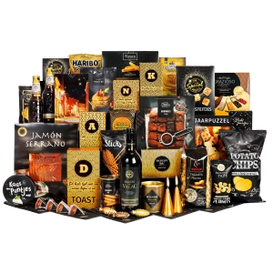 De bruine kerstpakketten collectie van Kerstpakketten Tip. De bruine kerstpakketten bevatten onder andere pannekoeken, brownies, koekjes, wijn en bier.