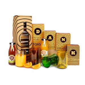 Groen kerstpakket bestaat uit gezonde sapjes en glazen.